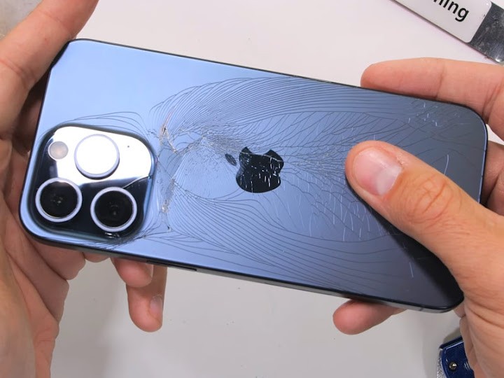 iPhone 15 Pro Max puca prilikom blagog savijanja // IT VESTI