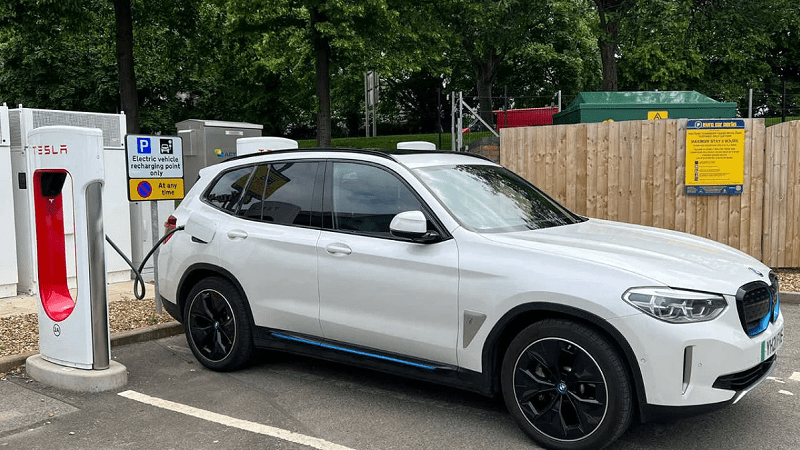 BMW je najnoviji proizvođač automobila koji usvaja Teslin standard za punjenje električnih vozila