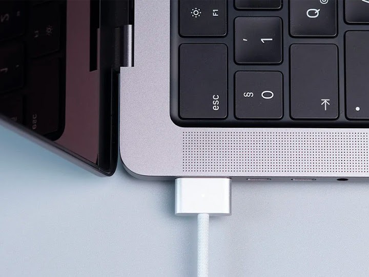 Mac računari mogu da obaveste Apple ako su detektovali vodu u USB-C portovima // IT VESTI