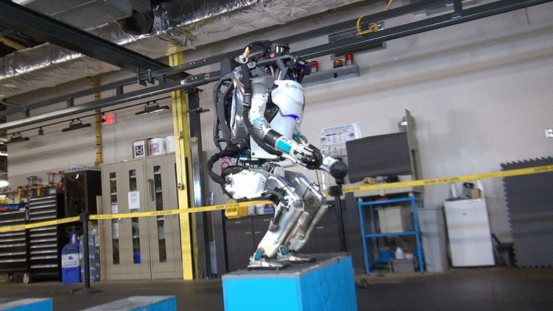 Humanoidni robot Atlas sve bolje koristi ruke