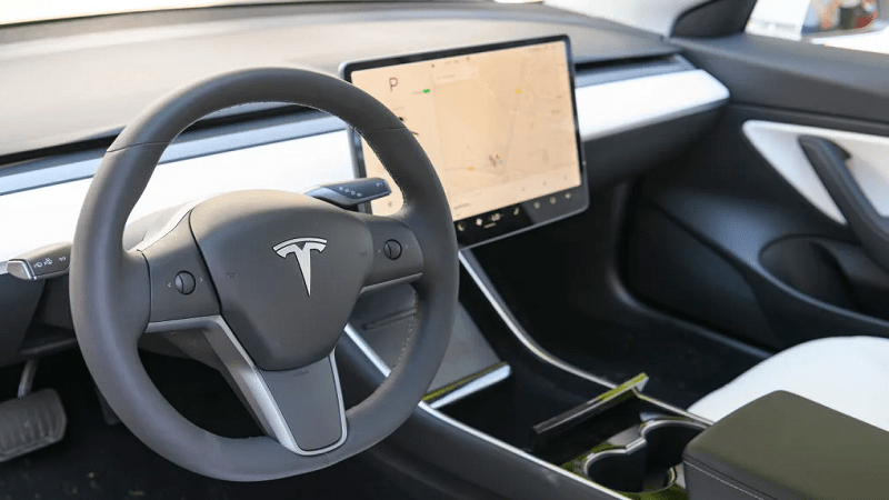 Tesla spušta cenu FSD-a na 99 dolara mesečno