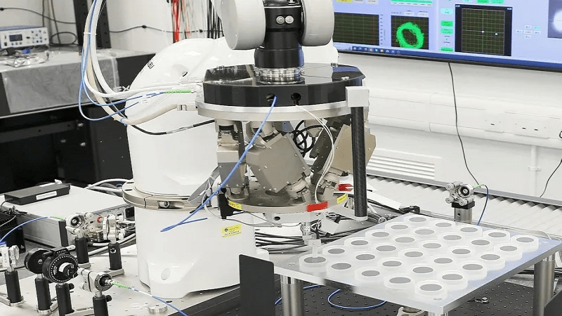 Poravnanje optičke komponente laserske antene