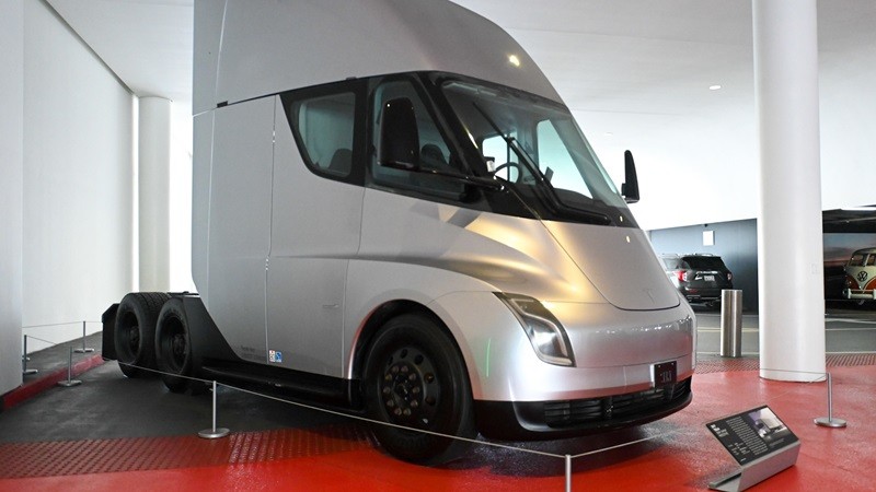 Vatrogasci jedva ugasili pozar na Tesla Semi kamionu